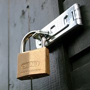 Нова стаття в блозі “Чому варто замінити свій навісний замок: 5 вагомих причин”